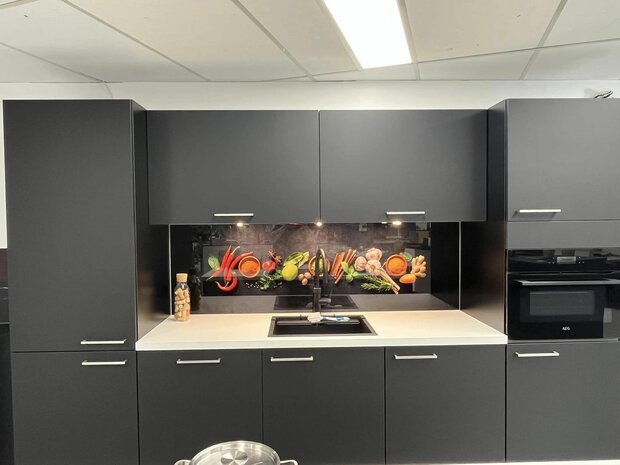 In de showroom van RJJ keukens, Hoevelaken; Premium-glas uitvoering P304